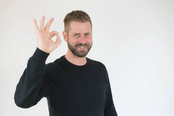 Retrato Hombre Feliz Mostrando Buen Gesto Sobre Fondo Blanco — Foto de Stock