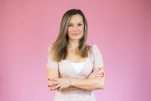 Retrato Una Joven Sonriente Vestido Casual Con Los Brazos Cruzados — Foto de Stock