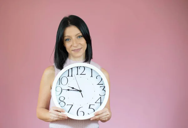 Joven Hermosa Mujer Sosteniendo Reloj Grande Sobre Fondo Rosa Aislado — Foto de Stock