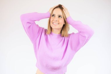 Beyaz arka planda tek başına duran heyecanlı genç kadın görüntüsü.