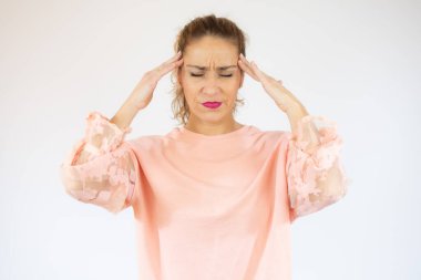 İzole edilmiş arka plan kafa karışıklığı ve soru sorulması üzerine sıradan süveter giyen güzel bir kadın. Şüpheyle kararsız, kafa kafaya düşünerek. Düşünceli kavram.