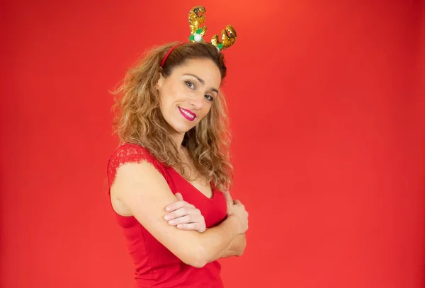 Jovem Mulher Bonita Com Cabelo Encaracolado Vestindo Cabeça Natal Fundo — Fotografia de Stock