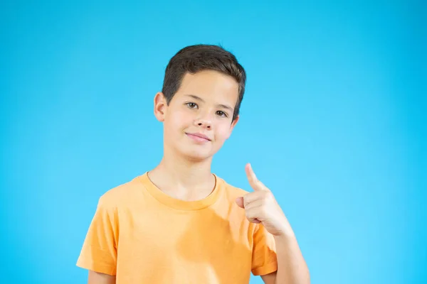 Porträt Eines Fröhlichen Jungen Mit Guter Idee Isoliert Auf Blauem — Stockfoto