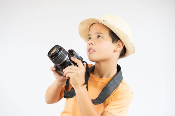 Ritratto Ragazzo Allegro Con Mano Una Macchina Fotografica Con Cappello — Foto Stock