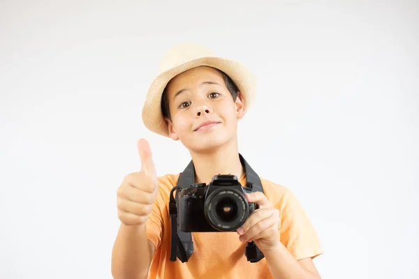 Ritratto Ragazzo Allegro Che Tiene Una Macchina Fotografica Con Cappello — Foto Stock