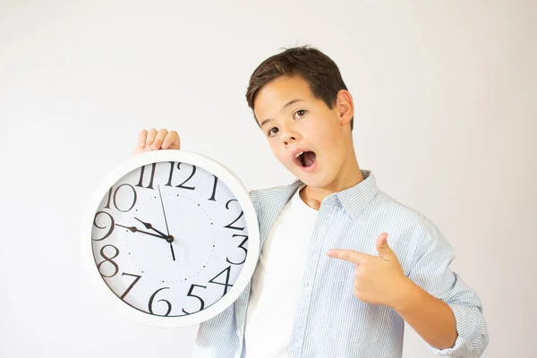 Portrait Jeune Garçon Tenant Une Horloge Isolée Sur Fond Blanc — Photo