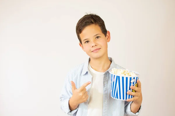 Fast Food Dzieciństwo Koncepcja Ludzi Szczęśliwy Uśmiechnięty Chłopiec Jedzący Popcorn — Zdjęcie stockowe