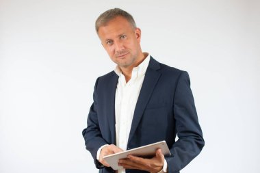 Beyaz arka planda izole edilmiş dijital tablet kullanan mutlu genç iş adamı