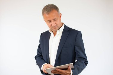 Beyaz arkaplanda izole edilmiş dijital tablet kullanan genç iş adamı