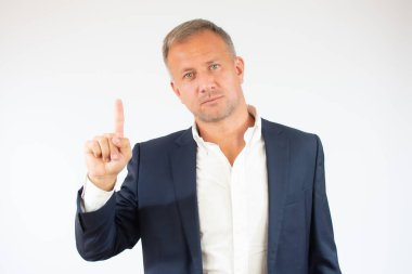 Beyaz arkaplanı işaret eden bir iş adamı.