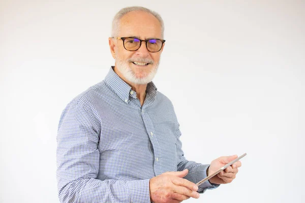Homem Sênior Vestindo Camisa Casual Óculos Usando Tablet Digital — Fotografia de Stock