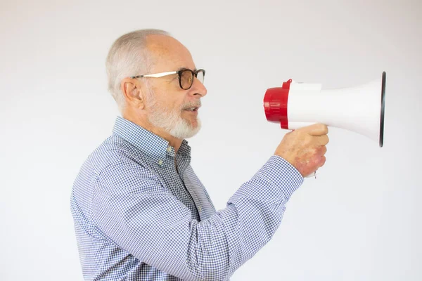 Fešák Starší Muž Brýlemi Drží Megafon Přes Izolované Pozadí Ruku — Stock fotografie