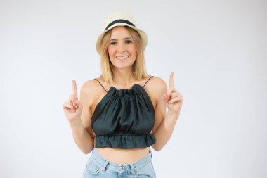 Gülümseyen kadın beyaz arka planda kameraya bakıyor.