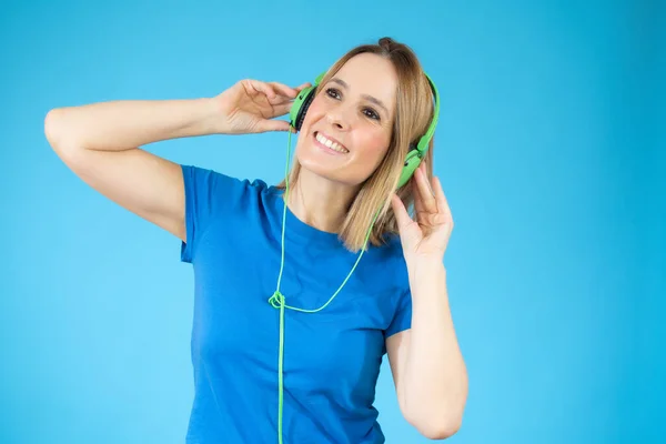 Hermosa Mujer Caucásica Disfrutando Escuchando Música Sobre Fondo Azul —  Fotos de Stock