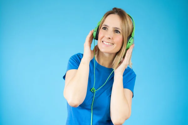 Hermosa Mujer Caucásica Disfrutando Escuchando Música Sobre Fondo Azul —  Fotos de Stock