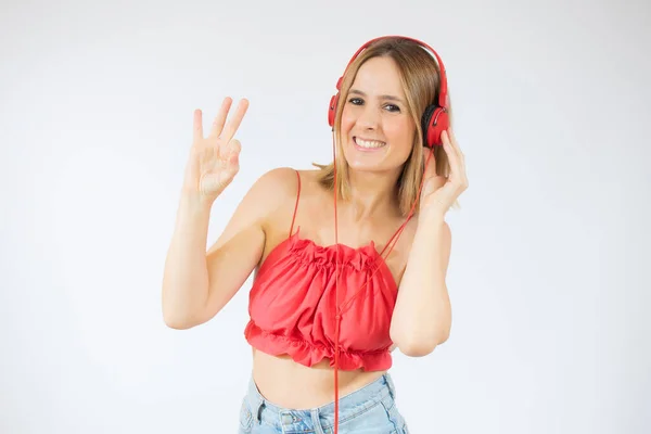 Hermosa Mujer Caucásica Disfrutando Escuchando Música Sobre Fondo Blanco —  Fotos de Stock