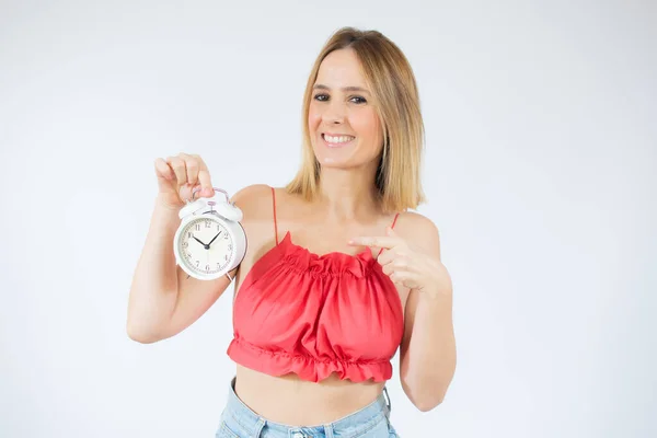 Hermosa Mujer Joven Sosteniendo Reloj Despertador Sobre Fondo Blanco — Foto de Stock