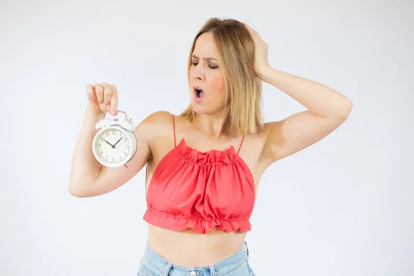 Portret Van Een Jonge Vrouw Die Een Wekker Vasthoudt Haar Stockfoto