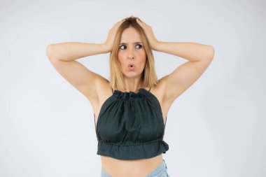 Kafasına dokunan genç bir kadının portresi ve beyaz arka planda izole edilmiş endişelerini ifade ediyor.