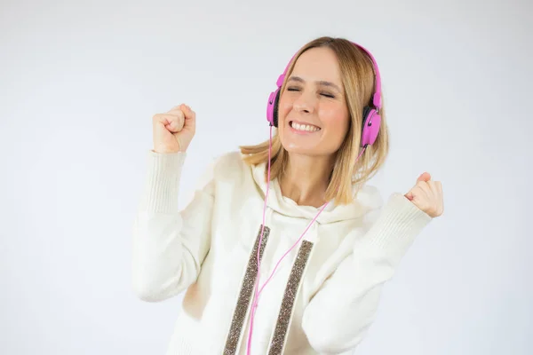 Beautiful Caucasian Woman Enjoying Listening Music White Background — Stock Photo, Image