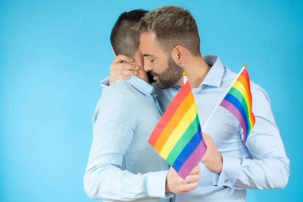 Jovem Gay Casal Segurando Bandeira Abraçando Mais Azul Fundo — Fotografia de Stock