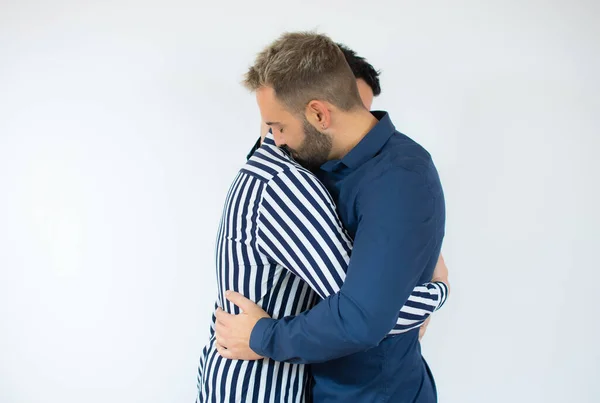 Unga Homosexuella Par Två Män Som Bär Tillfälliga Kläder Kramar — Stockfoto