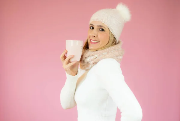 Jovem Bela Mulher Sorridente Com Xícara Café Fundo Rosa — Fotografia de Stock