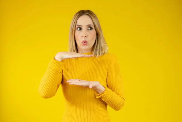 Young Excited Woman Wearing Casual Sweater Showing Product Hands Yellow — Stock Photo, Image