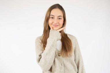 Beyaz arka planda tek başına duran gülümseyen genç bir kadın tasviri. Mutlu görünüyorsun.