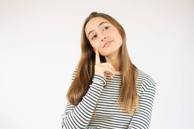 Beyaz arka planda soyutlanmış genç bir kadının görüntüsü. Kenara bak..