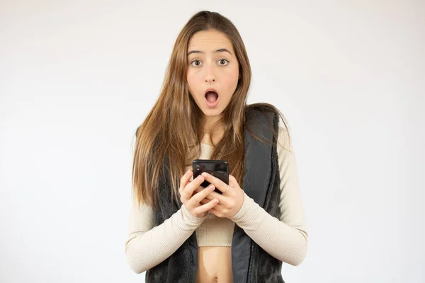 Afbeelding Van Vrolijke Blanke Vrouw Houdt Mobiele Telefoon Shock Geïsoleerd — Stockfoto