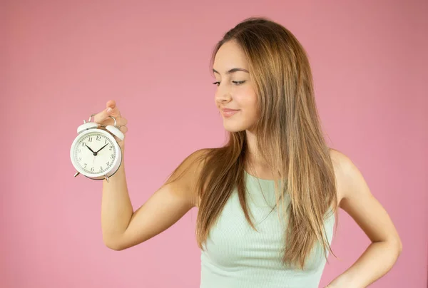 Joven Hermosa Mujer Caucásica Sosteniendo Despertador Muy Feliz Señalando Sobre — Foto de Stock