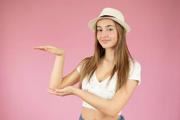 Gelukkige Jonge Vrouw Staat Geïsoleerd Roze Muur Achtergrond Kijkcamera Toont — Stockfoto