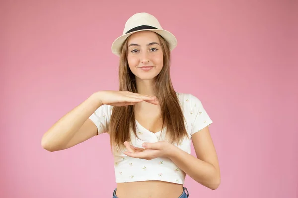 Gelukkige Jonge Vrouw Staat Geïsoleerd Roze Muur Achtergrond Kijkcamera Toont — Stockfoto