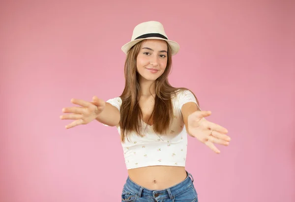 Sorriso Adolescente Animado Menina Levantou Palmas Braços Mãos Você Isolado — Fotografia de Stock