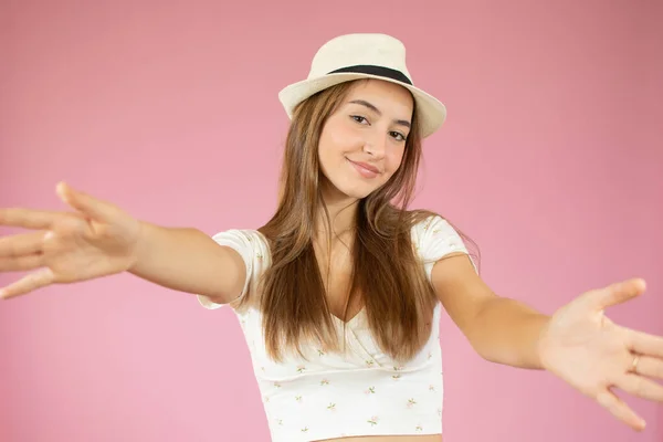 Sonrisa Adolescente Excitado Chica Levantó Las Palmas Las Manos Usted —  Fotos de Stock