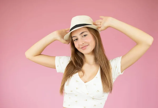 Porträt Eines Glücklichen Jungen Mädchens Mit Strohhut Isoliert Über Rosa — Stockfoto