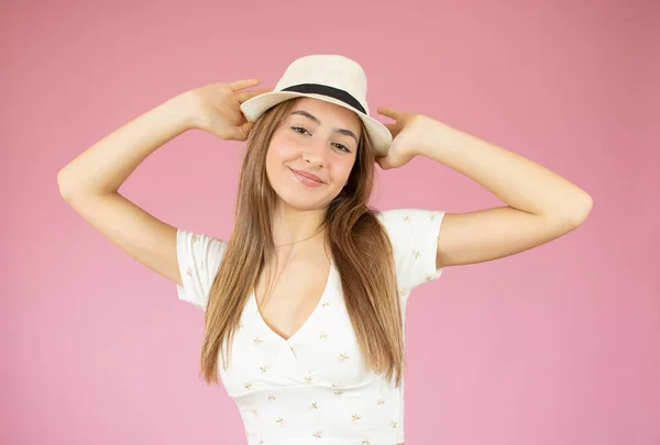 Portré Egy Boldog Fiatal Lány Visel Szalmakalapot Elszigetelt Rózsaszín Háttér — Stock Fotó