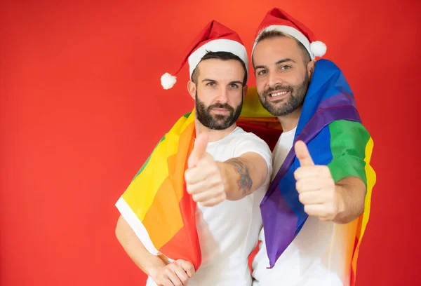 Счастливая Гей Пара Шляпе Санты Завернутая Гомосексуальный Флаг Большими Пальцами — стоковое фото