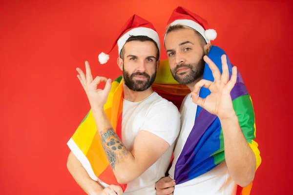 Щаслива Гомосексуальна Пара Капелюсі Санти Загорнута Гомосексуальним Прапором Роблячи Нормальний — стокове фото