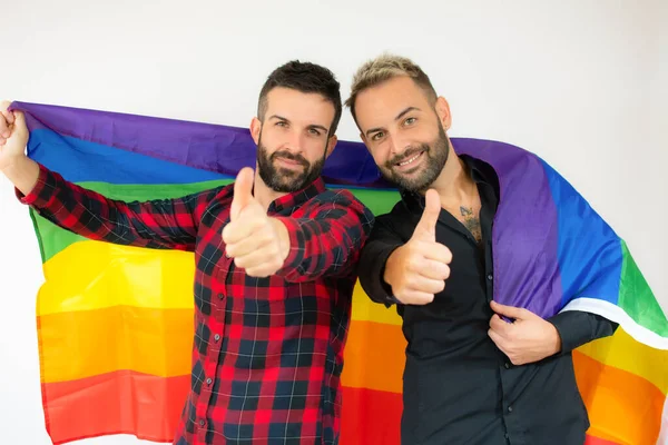 Щаслива Гей Пара Загорнута Гомосексуальним Прапором Великим Пальцем Білому Тлі — стокове фото
