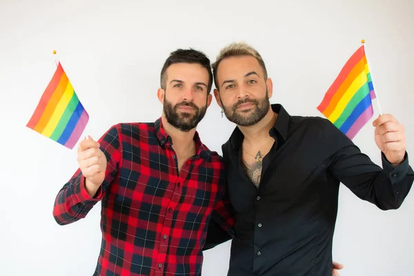 Щаслива Гей Пара Тримає Гомосексуальний Прапор Білому Тлі — стокове фото