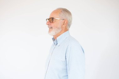 Beyaz arka plandaki yaşlı sakallı adamın yakın plan profili..