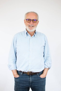 Kameraya gülümserken elleri cebinde poz veren son sınıf öğrencisi. beyaz arkaplanda izole