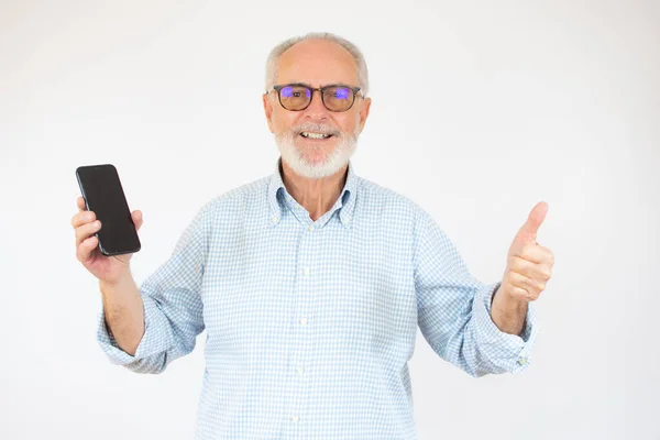 Starší Muž Ukazuje Displej Smartphone Přes Izolované Pozadí Šťastný Velkým — Stock fotografie