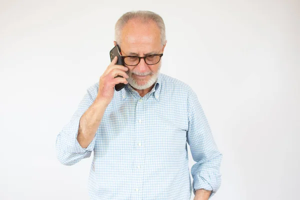 Retrato Feliz Europeu Sênior Homem Falando Telefone Sobre Branco Fundo — Fotografia de Stock