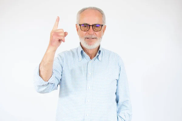 Starší Muž Nosí Brýle Přes Izolované Pozadí Ukazující Ukazující Prstem — Stock fotografie