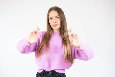 İzole edilmiş beyaz arka planı olan genç bir kadın.