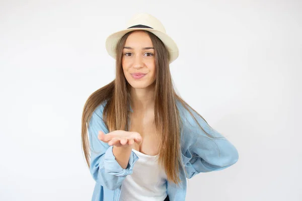 Retrato Cabelos Castanhos Linda Jovem Moça Mostrando Gesto Palma Enviando — Fotografia de Stock