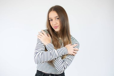 Çekici genç kızın kendi fotoğrafı. Kameraya bak. Çizgili tişört giy.